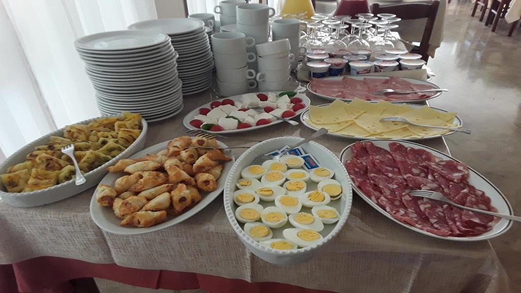 Hotel Ischia Римини Екстериор снимка
