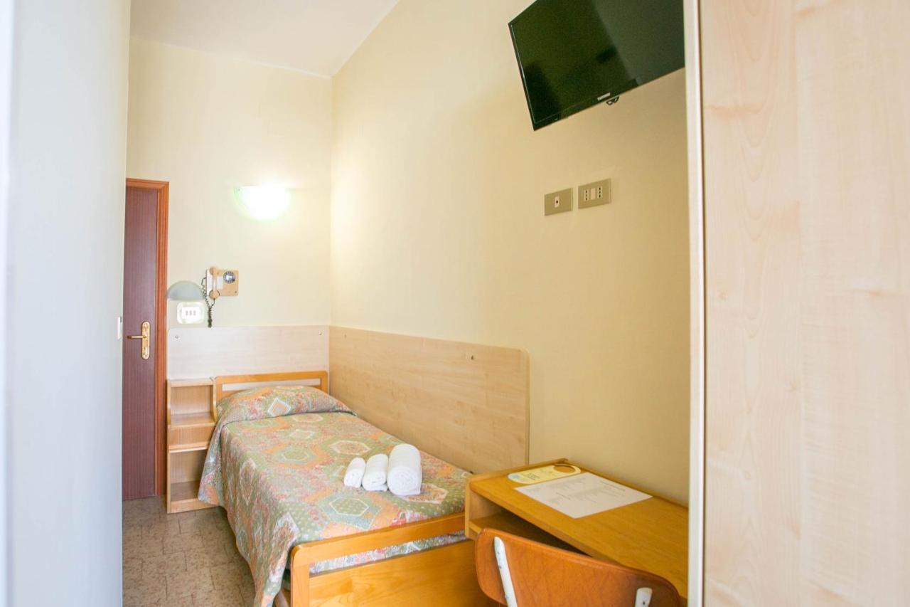 Hotel Ischia Римини Екстериор снимка