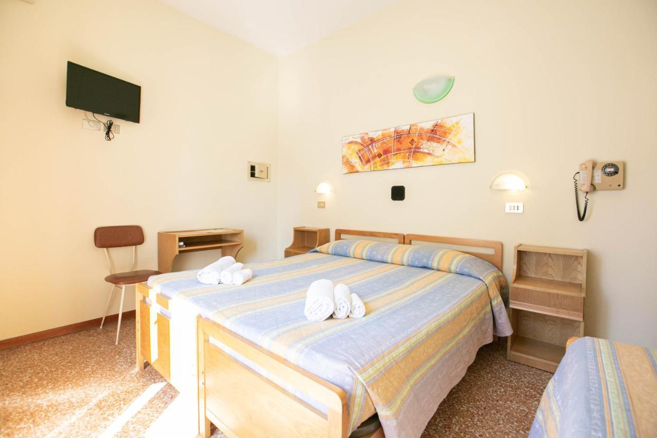 Hotel Ischia Римини Екстериор снимка
