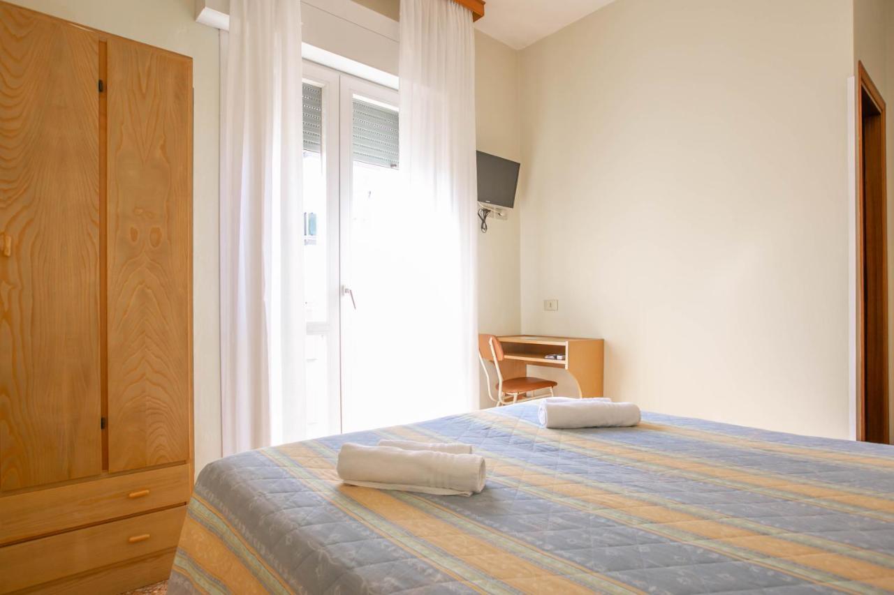 Hotel Ischia Римини Екстериор снимка
