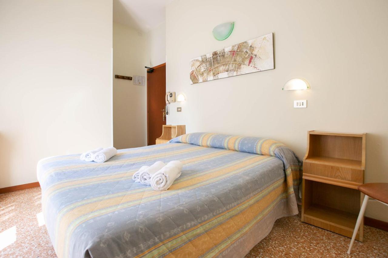 Hotel Ischia Римини Екстериор снимка