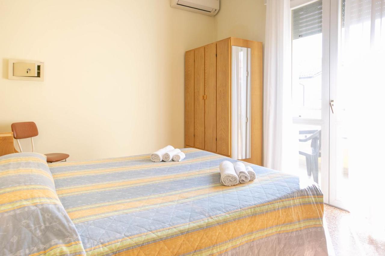 Hotel Ischia Римини Екстериор снимка
