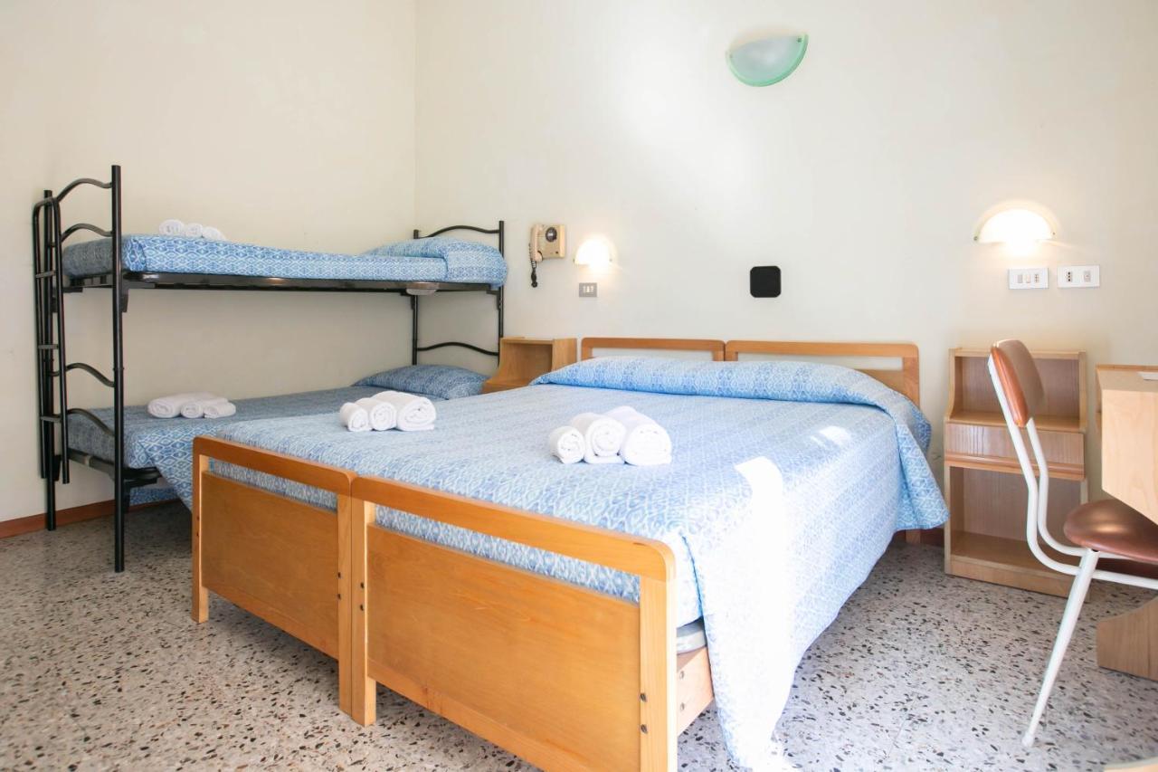 Hotel Ischia Римини Екстериор снимка
