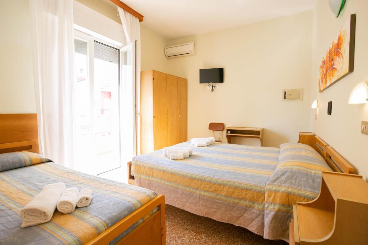 Hotel Ischia Римини Екстериор снимка