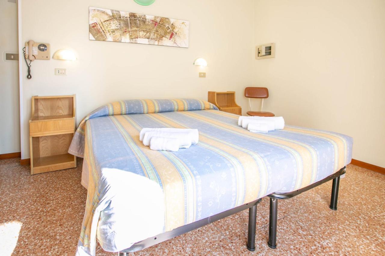 Hotel Ischia Римини Екстериор снимка