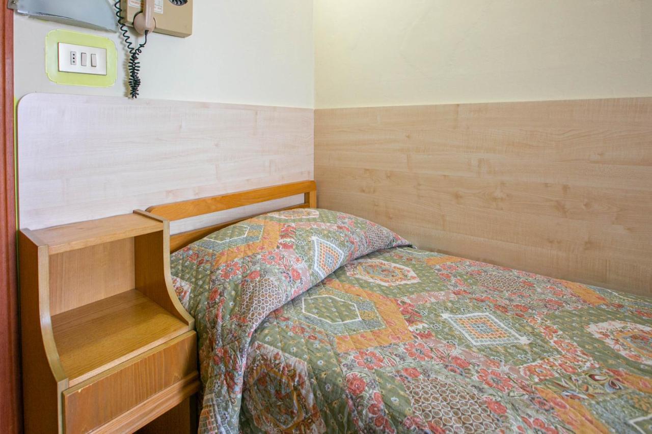 Hotel Ischia Римини Екстериор снимка