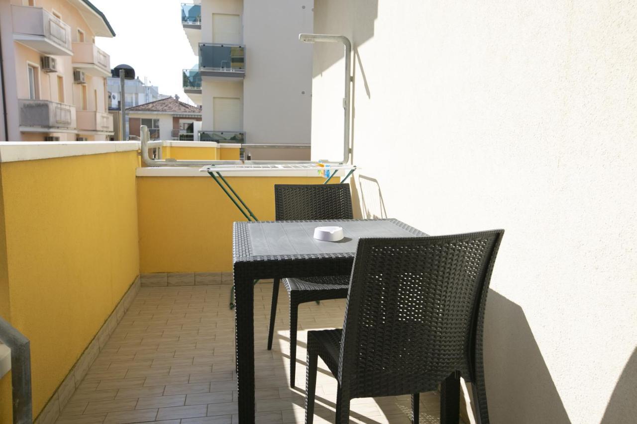 Hotel Ischia Римини Екстериор снимка