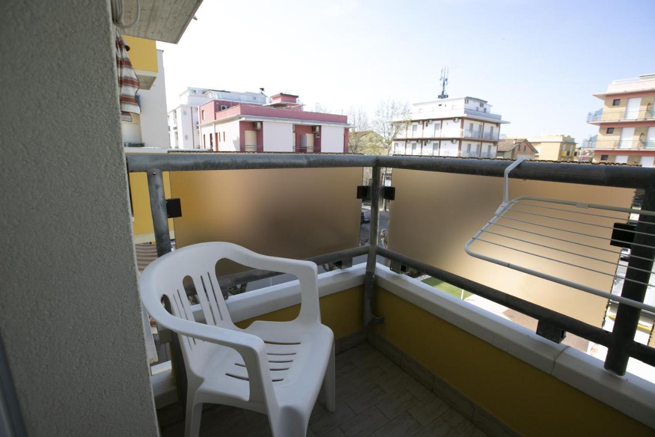 Hotel Ischia Римини Екстериор снимка