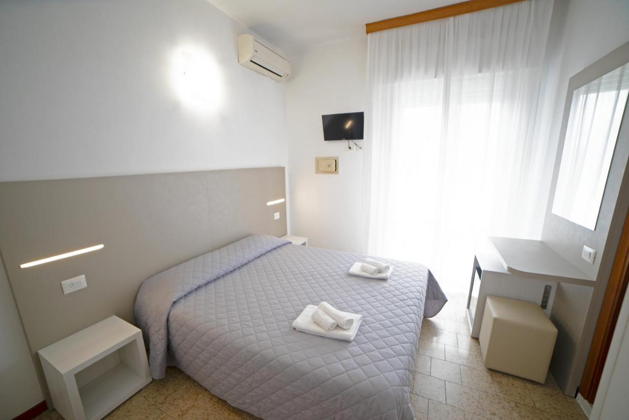 Hotel Ischia Римини Екстериор снимка
