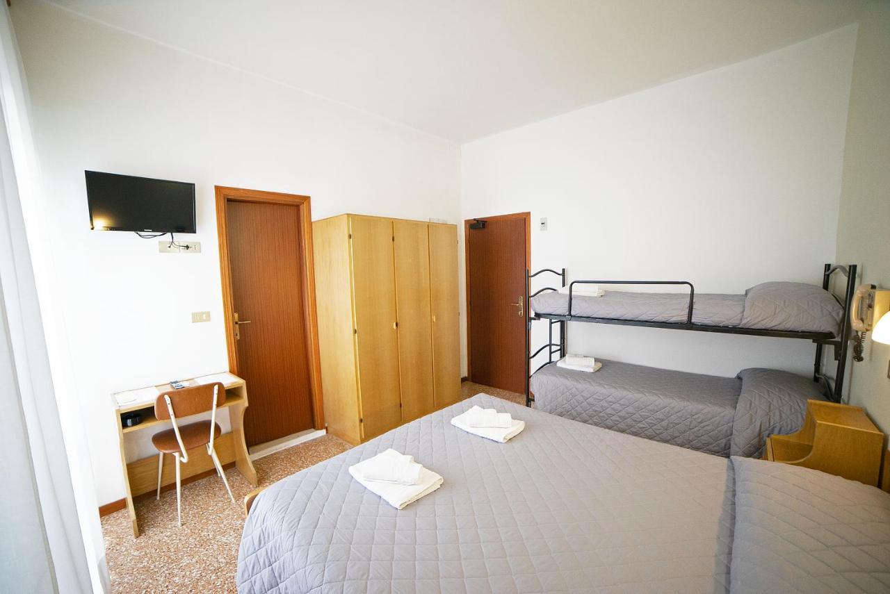 Hotel Ischia Римини Екстериор снимка