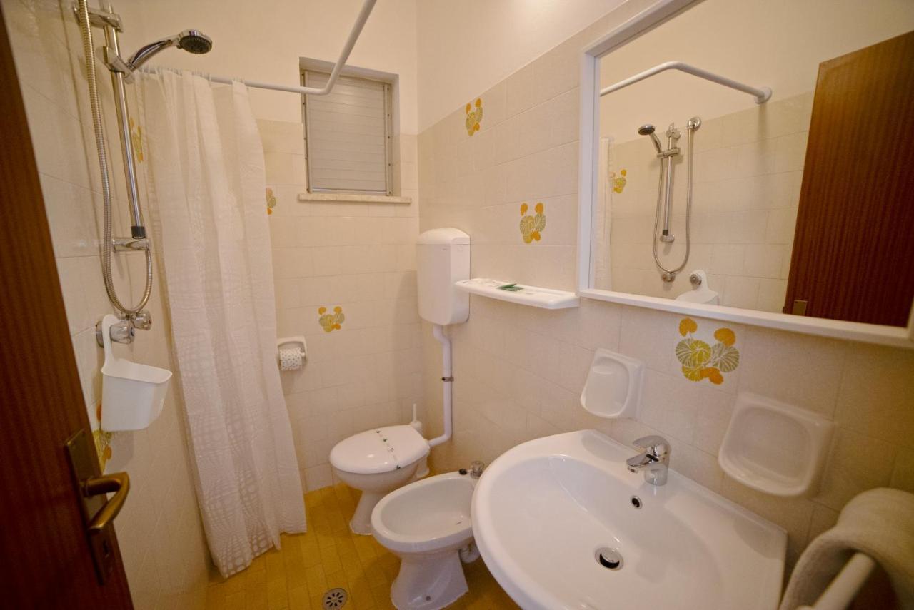 Hotel Ischia Римини Екстериор снимка