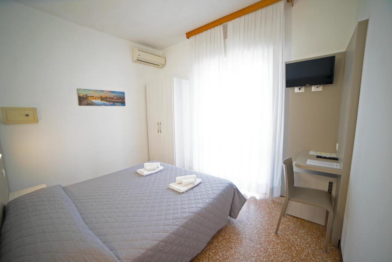 Hotel Ischia Римини Екстериор снимка