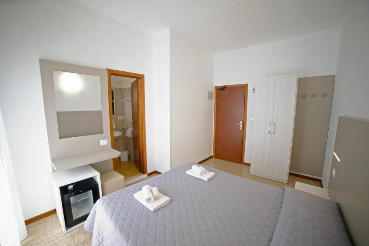 Hotel Ischia Римини Екстериор снимка