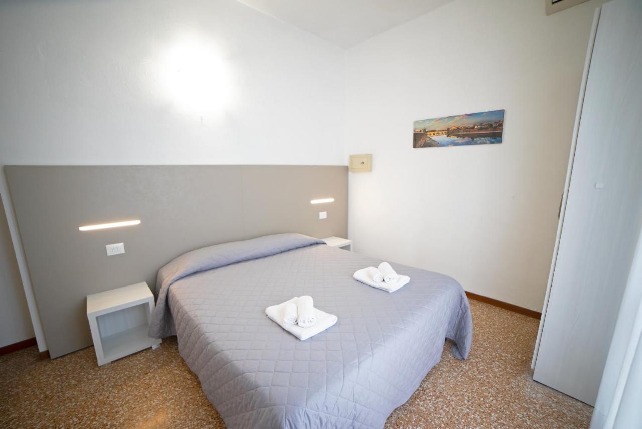 Hotel Ischia Римини Екстериор снимка