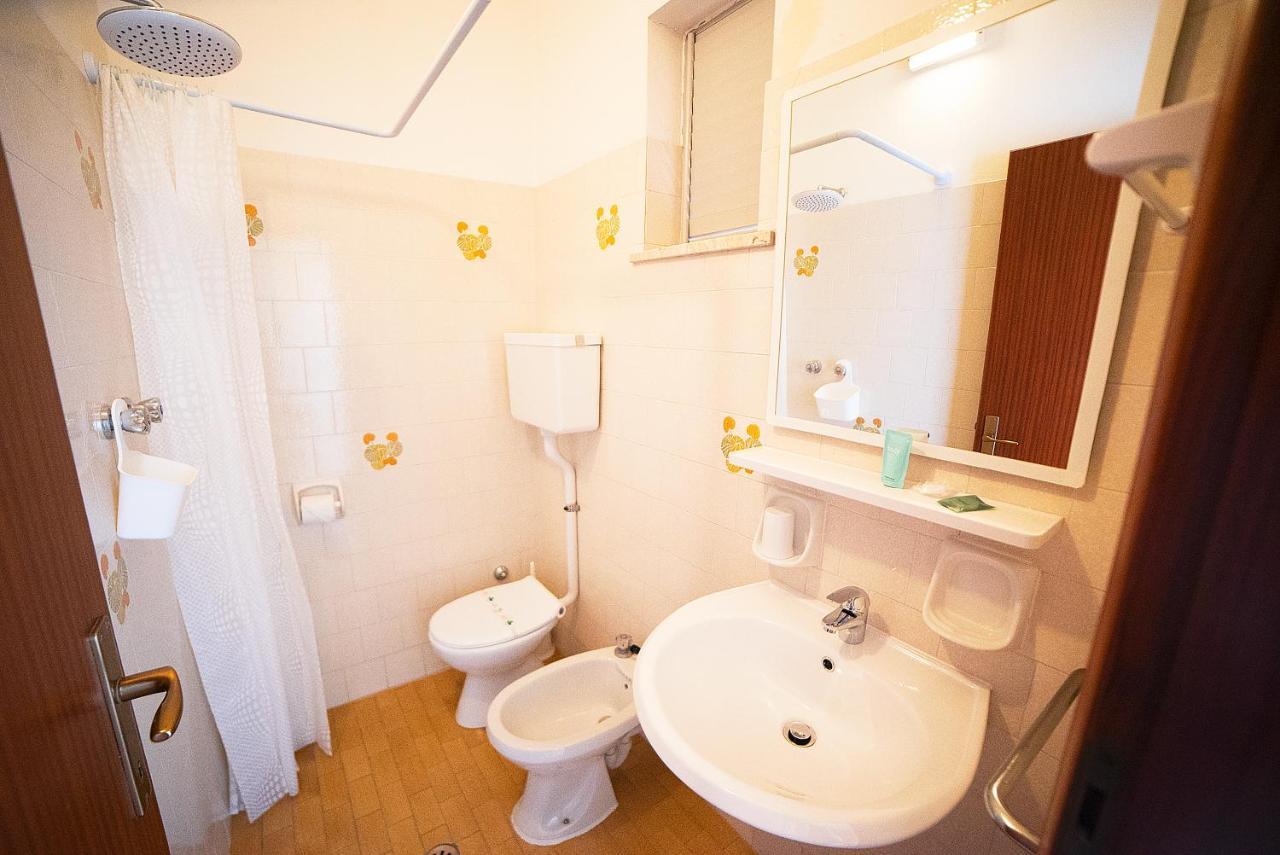 Hotel Ischia Римини Екстериор снимка