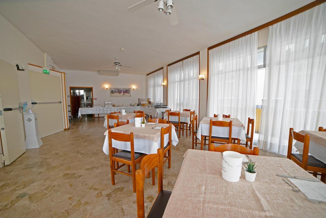 Hotel Ischia Римини Екстериор снимка